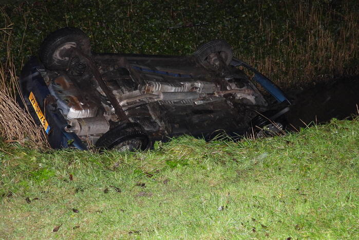 Automobilist belandt op zijn kop in een sloot