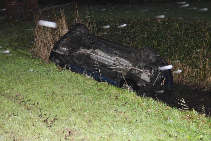 Automobilist belandt op zijn kop in een sloot