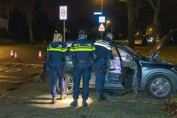 Geparkeerde auto vat vlam