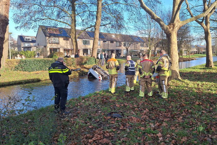 Automobilist belandt op zijn kop in het water