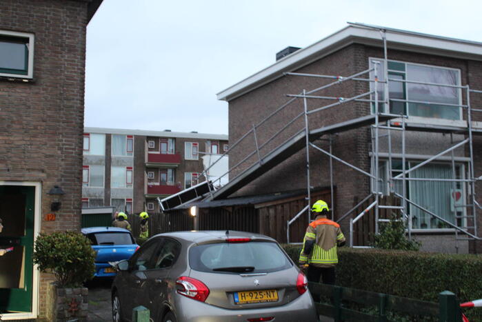 Zeven woningen ontruimd nadat steiger instort door wind