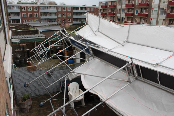 Zeven woningen ontruimd nadat steiger instort door wind