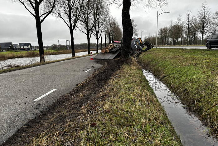 Graafmachine kantelt en komt in sloot terecht