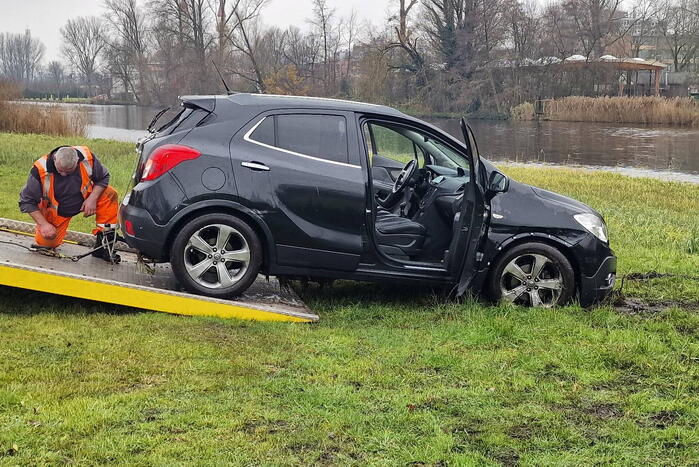 Automobiliste rijdt de Watering in