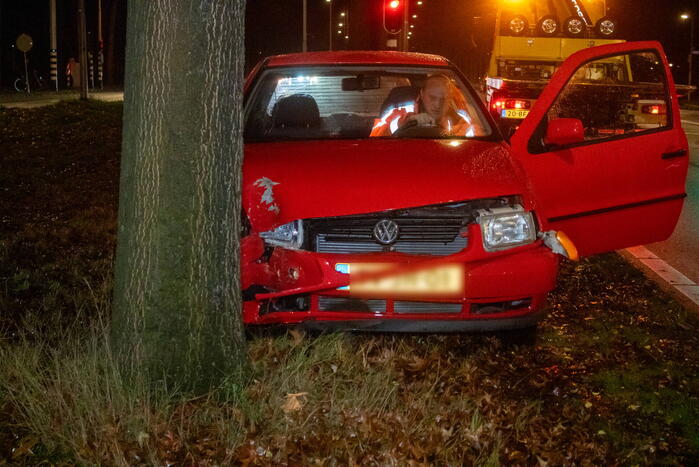 Oudere vrouw botst met auto tegen boom