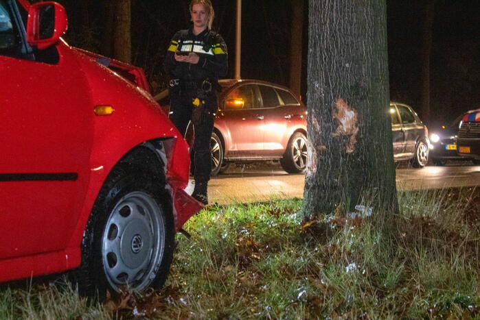 Oudere vrouw botst met auto tegen boom