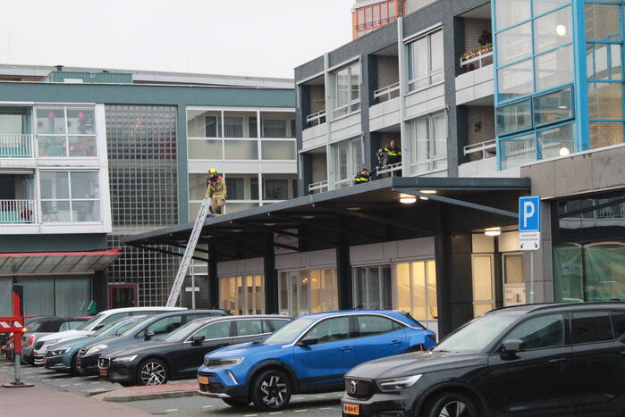Persoon afgehesen na val van balkon