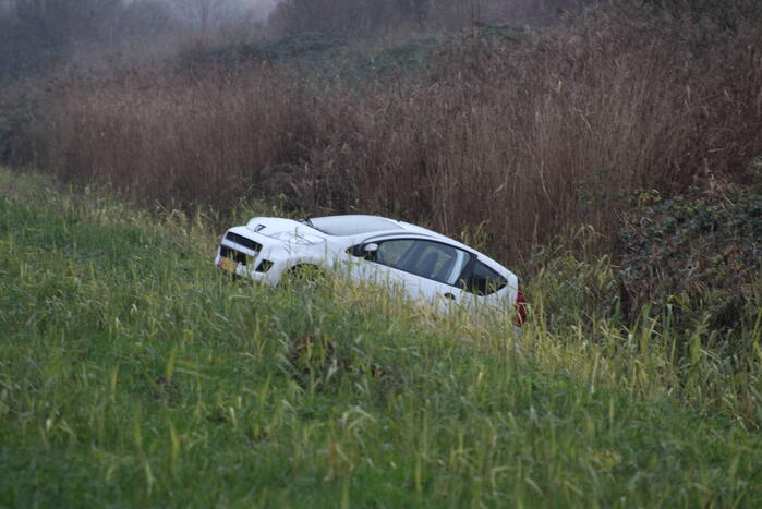 Automobilist belandt bijna in sloot