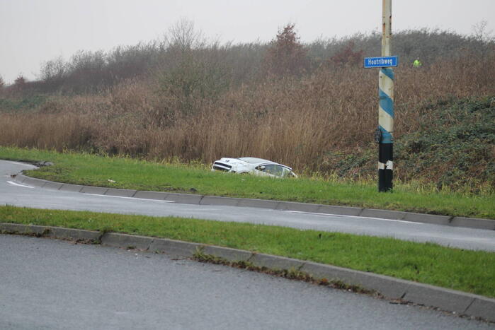 Automobilist belandt bijna in sloot
