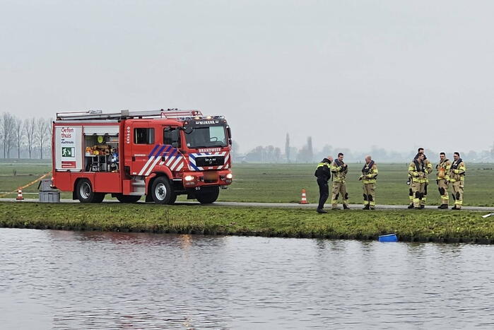 Brandweer doet onderzoek naar vaten in de Arkervaart