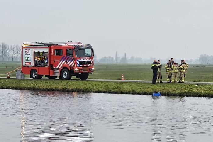 Brandweer doet onderzoek naar vaten in de Arkervaart