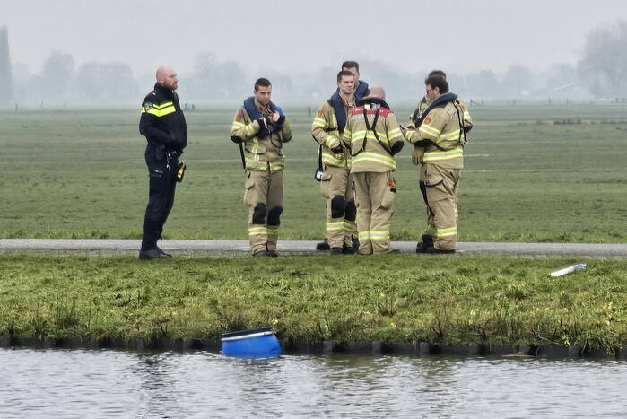 Brandweer doet onderzoek naar vaten in de Arkervaart