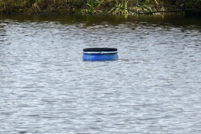 Brandweer doet onderzoek naar vaten in de Arkervaart
