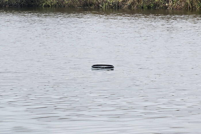 Brandweer doet onderzoek naar vaten in de Arkervaart