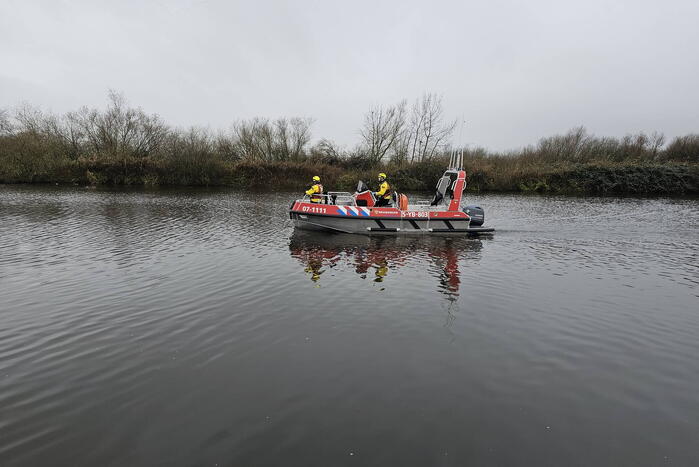 Brandweer doet onderzoek naar vaten in de Arkervaart