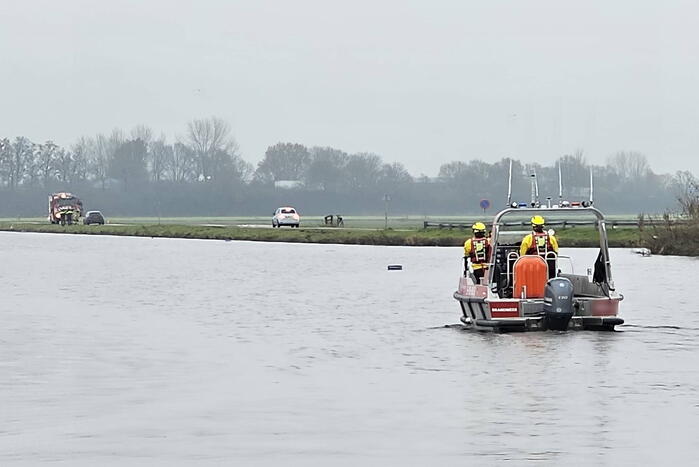 Brandweer doet onderzoek naar vaten in de Arkervaart