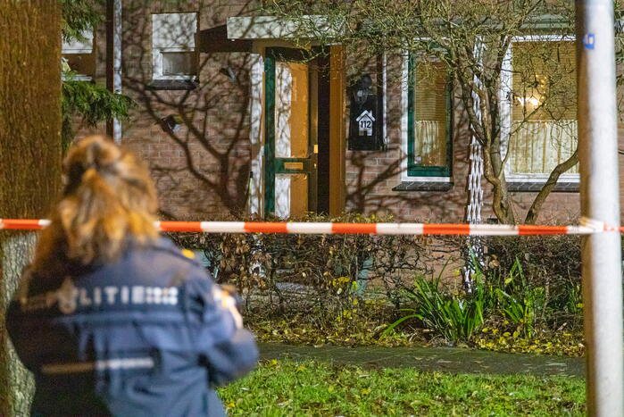 Voordeur zwaar beschadigd door explosie