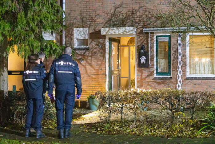 Voordeur zwaar beschadigd door explosie