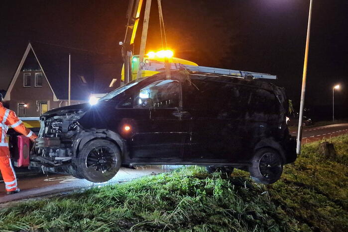 Bestuurder van bestelbus belandt in sloot