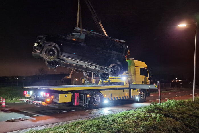 Bestuurder van bestelbus belandt in sloot