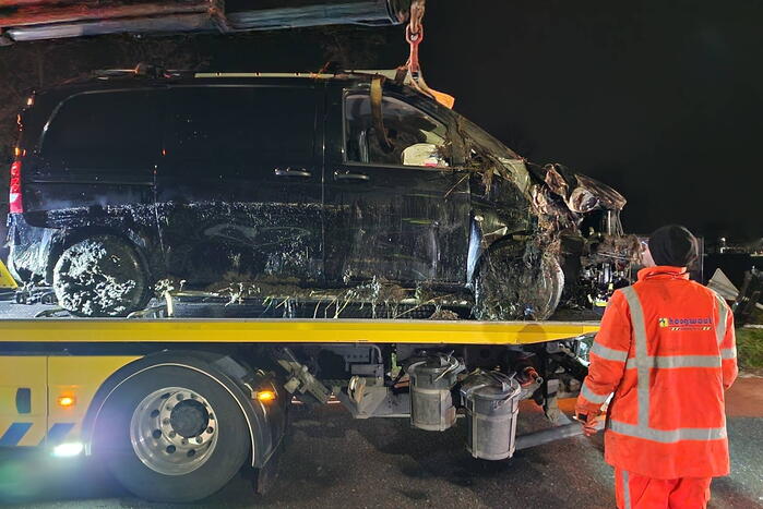 Bestuurder van bestelbus belandt in sloot