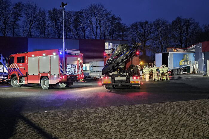 Truck met oplegger rijdt bedrijfspand binnen