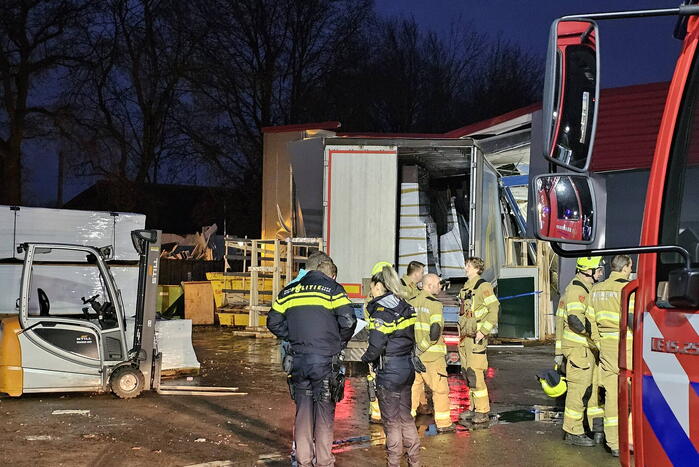 Truck met oplegger rijdt bedrijfspand binnen