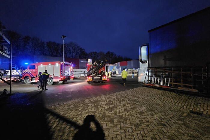 Truck met oplegger rijdt bedrijfspand binnen