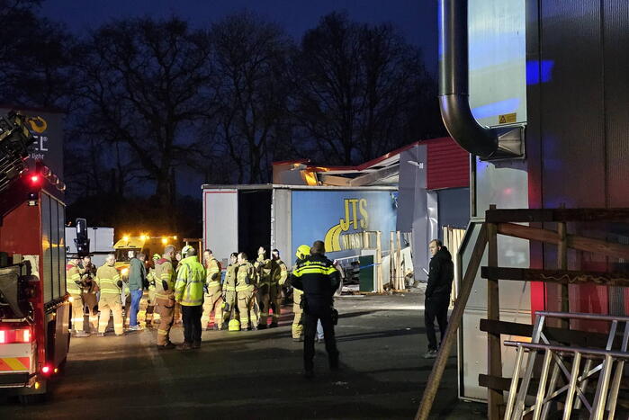 Truck met oplegger rijdt bedrijfspand binnen