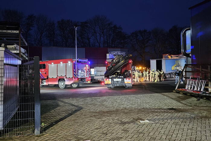Truck met oplegger rijdt bedrijfspand binnen