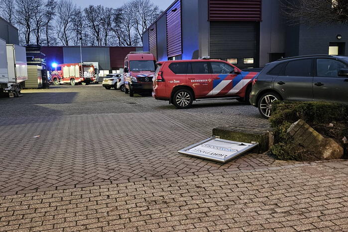 Truck met oplegger rijdt bedrijfspand binnen