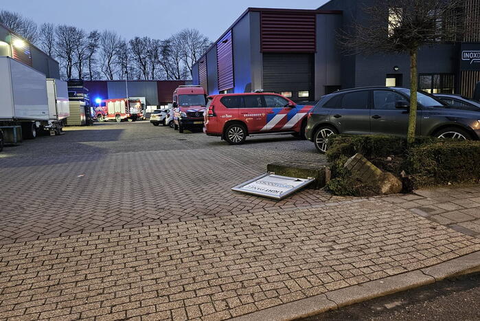 Truck met oplegger rijdt bedrijfspand binnen