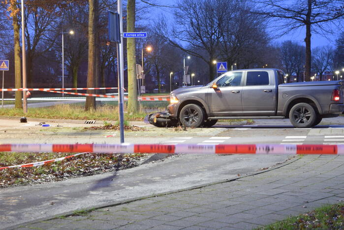Scooterrijder zwaargewond bij aanrijding met pick-up truck