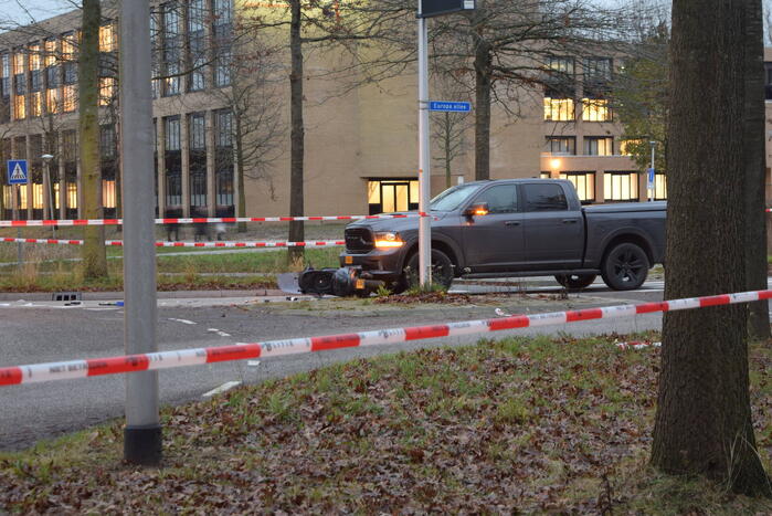 Scooterrijder zwaargewond bij aanrijding met pick-up truck