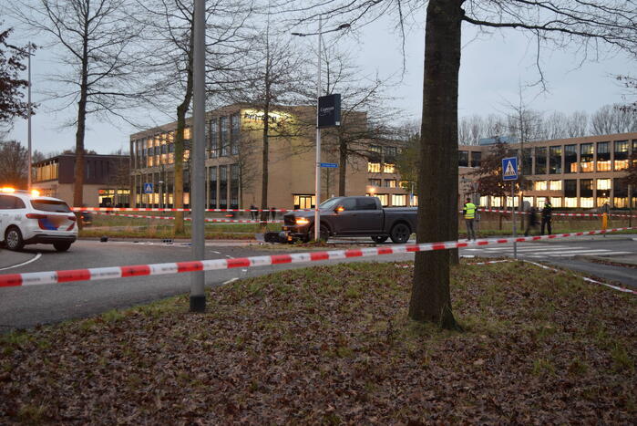 Scooterrijder zwaargewond bij aanrijding met pick-up truck