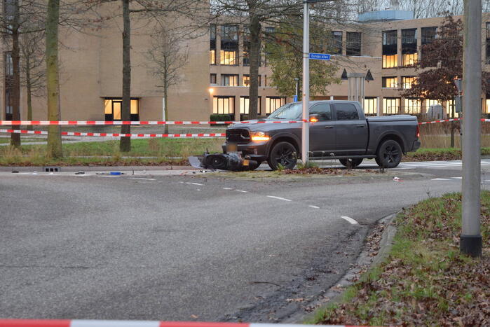 Scooterrijder zwaargewond bij aanrijding met pick-up truck