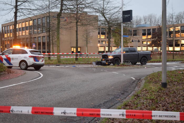 Scooterrijder zwaargewond bij aanrijding met pick-up truck