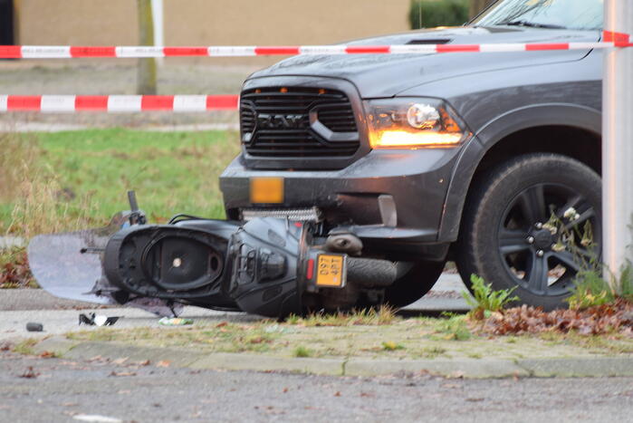 Scooterrijder zwaargewond bij aanrijding met pick-up truck