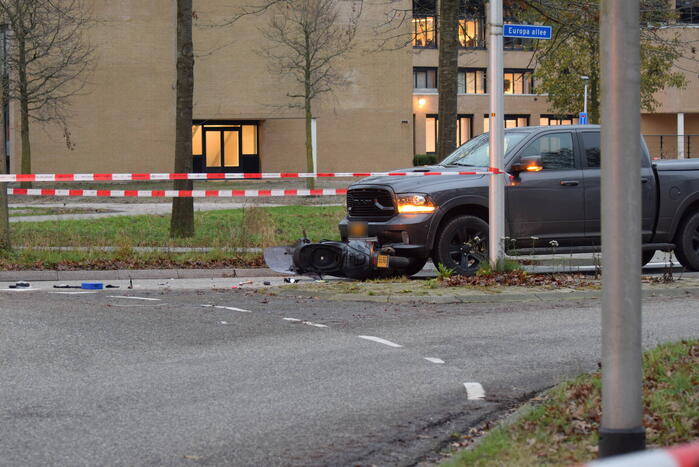 Scooterrijder zwaargewond bij aanrijding met pick-up truck