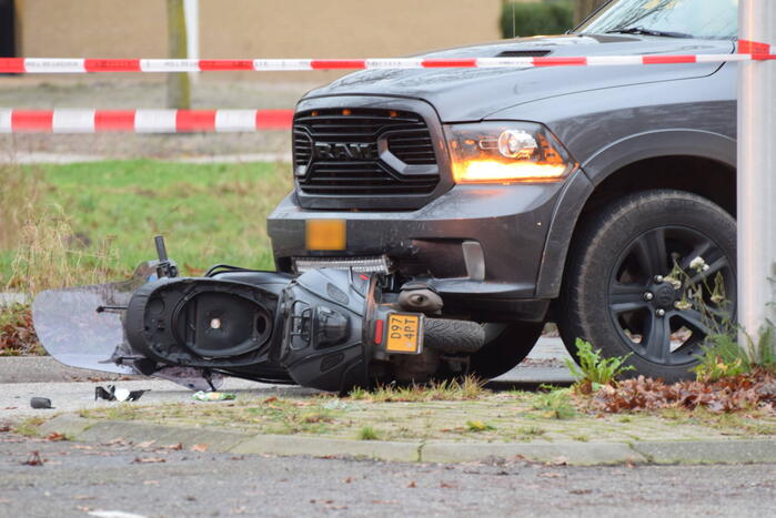 Scooterrijder zwaargewond bij aanrijding met pick-up truck