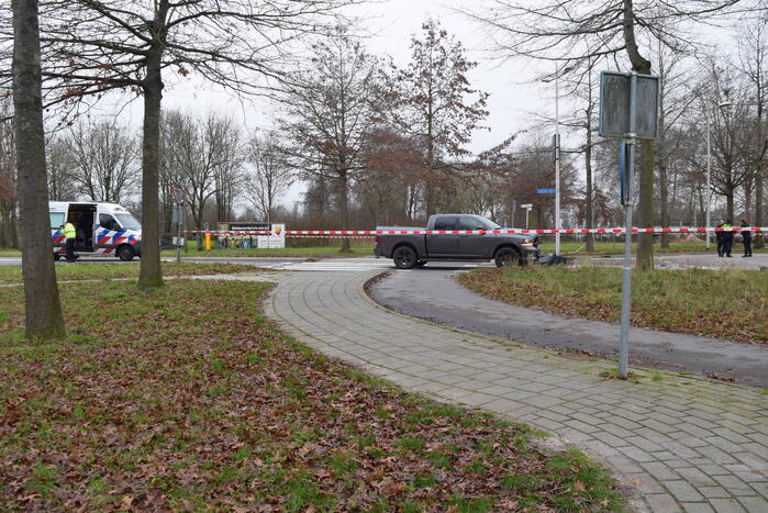 Scooterrijder zwaargewond bij aanrijding met pick-up truck
