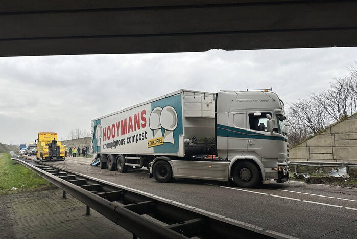 Vrachtwagen schaart en botst tegen viaduct