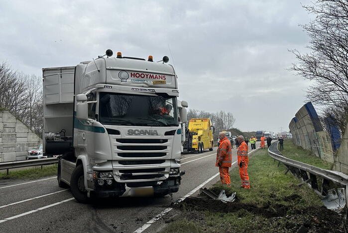 Vrachtwagen schaart en botst tegen viaduct