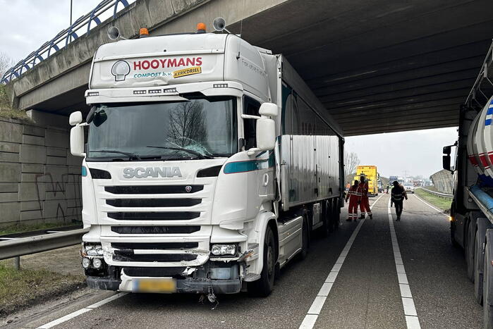 Vrachtwagen schaart en botst tegen viaduct