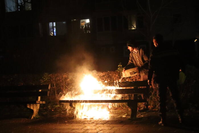 Brandweer blust brandend bankje