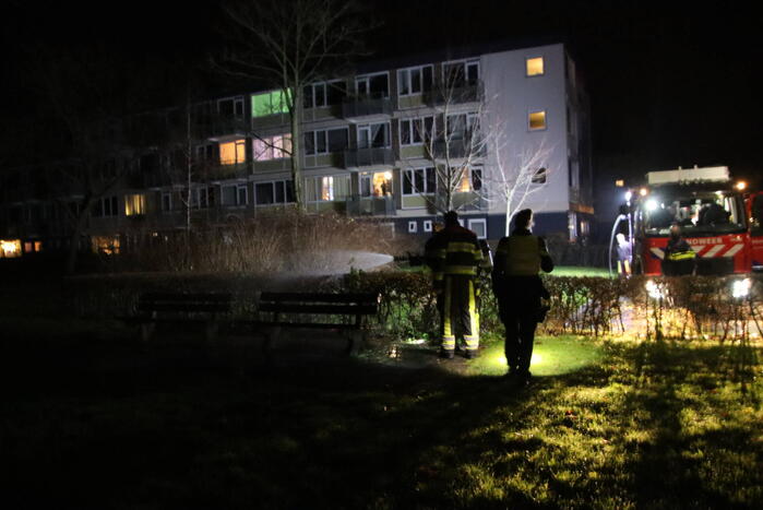 Brandweer blust brandend bankje