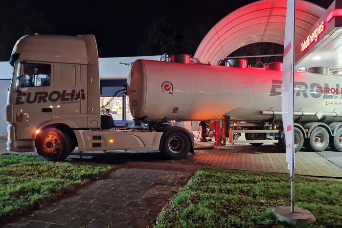Vrachtwagenchauffeur ramt tankstation