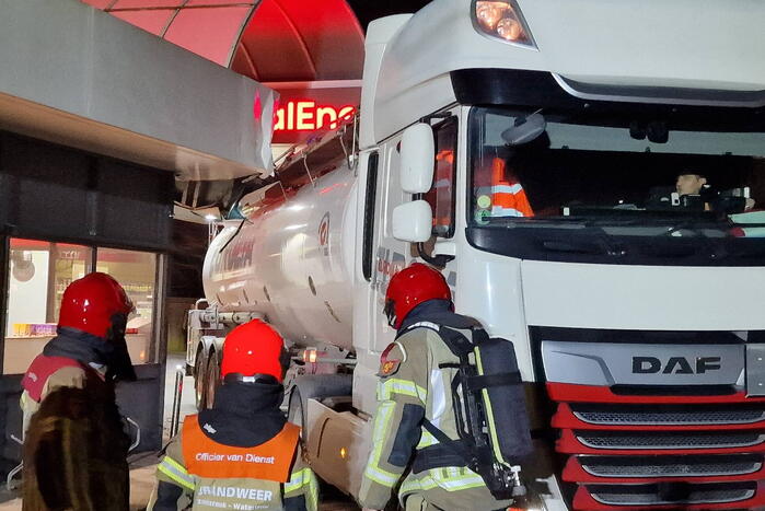 Vrachtwagenchauffeur ramt tankstation