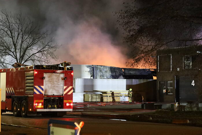 Zeer grote uitslaande brand in ijsfrabriek