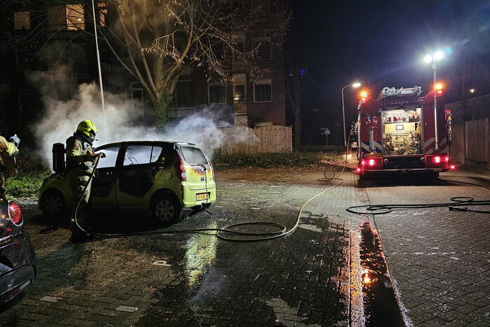 Geparkeerde auto door brand verwoest